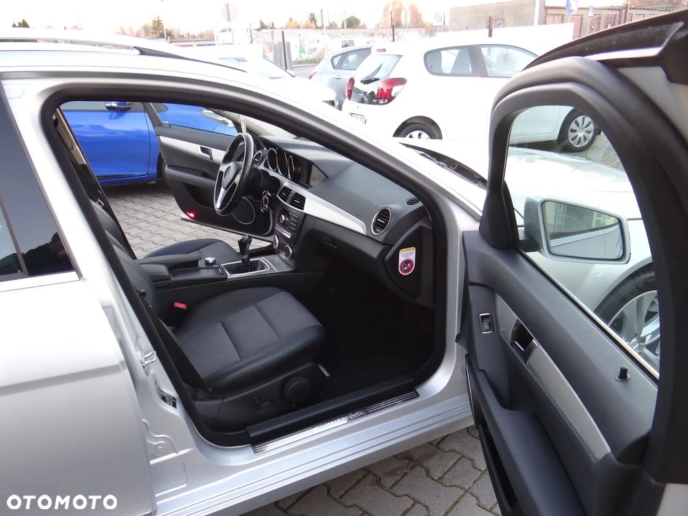 Mercedes-Benz Klasa C 180 CGI BlueEff Avantgarde - 27