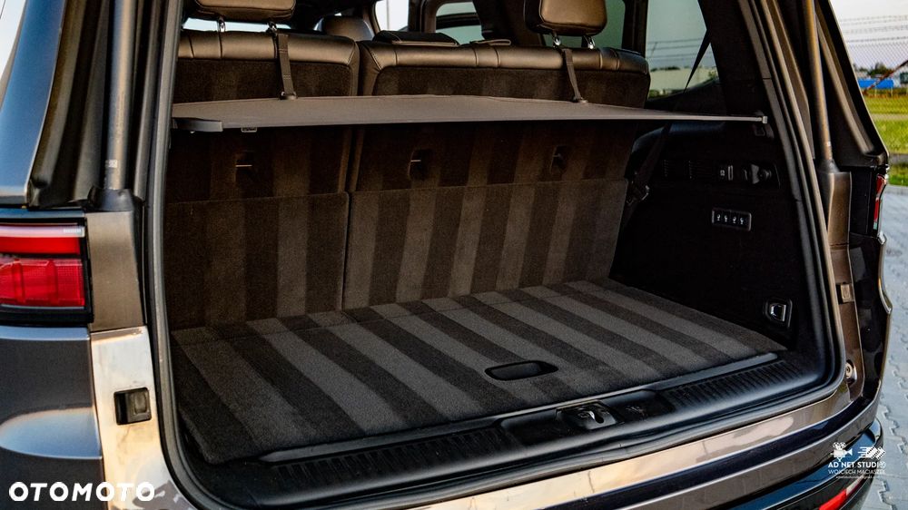 Jeep Wagoneer - 36