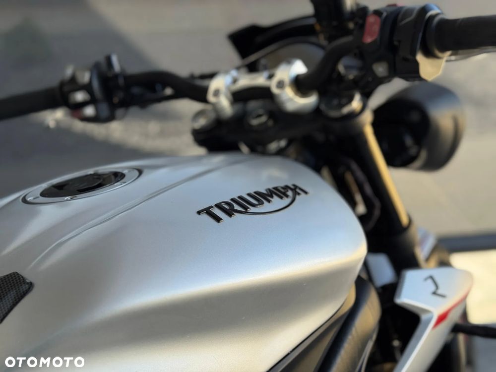 Triumph Street Triple - 8