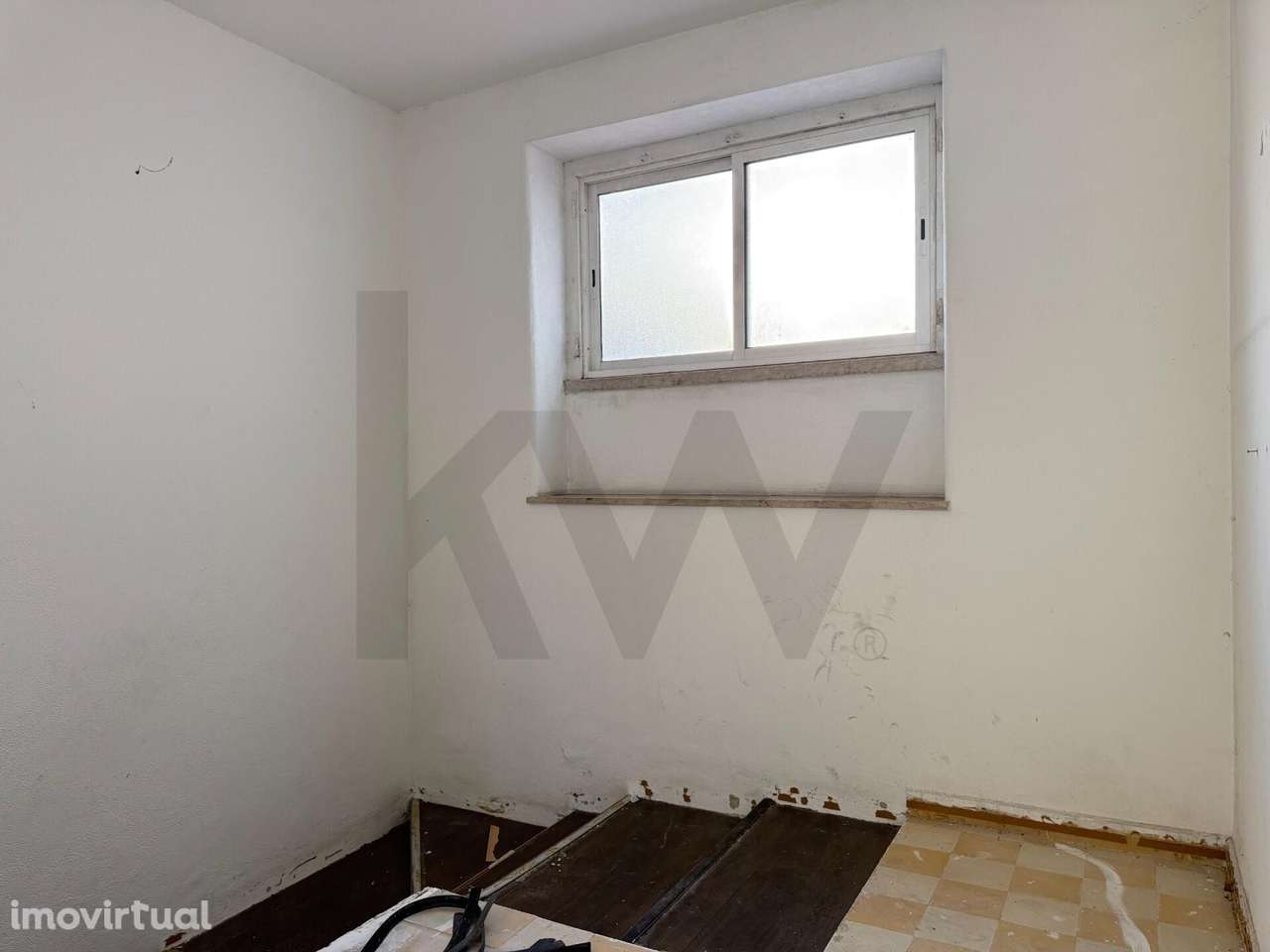 Loja para obras c/2 pisos e montra virada para a Rua Ferreira Borges - Grande imagem: 4/14