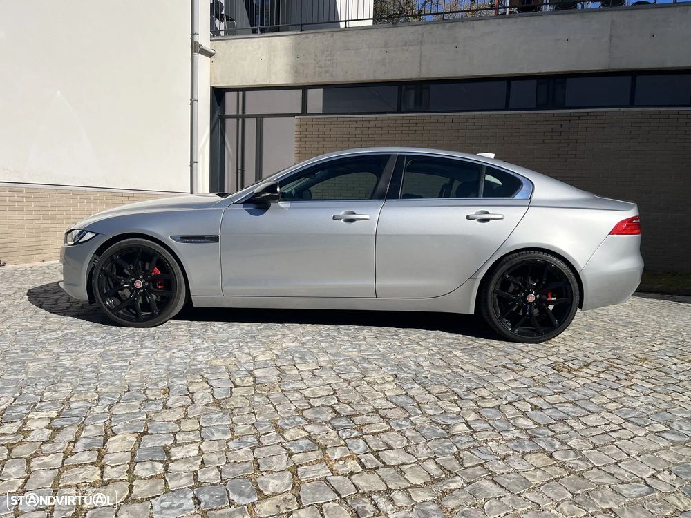 Jaguar XE 20d Portfolio - 12