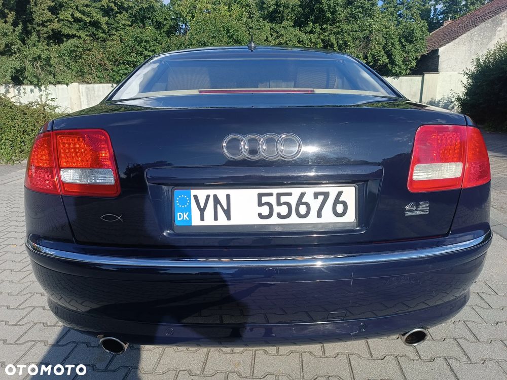 Audi A8 4.2 L Quattro - 4