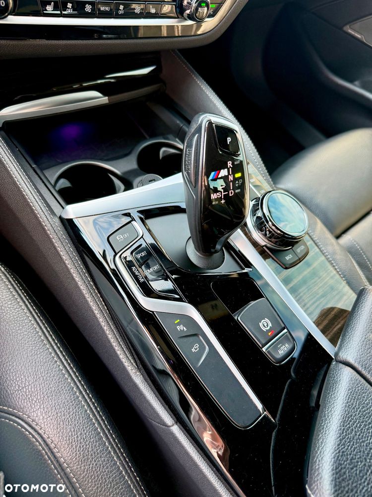 BMW Seria 5 M550i xDrive - 28