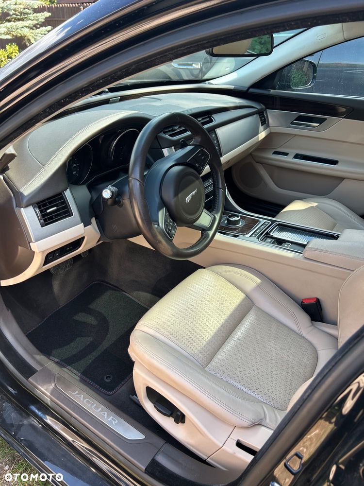 Jaguar XF 20d Portfolio - 10