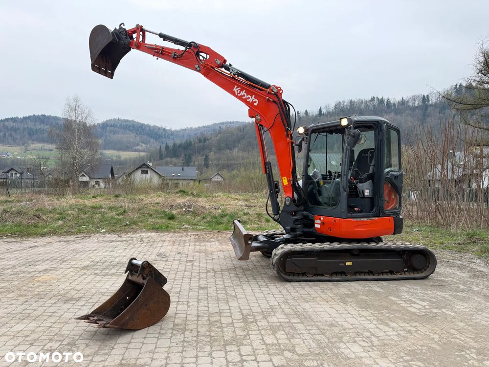 Kubota U55-4. koparka 5,5 tony. 2016 rok. 2300 mtg! KLIMATYZACJA. Długie ramie plus! 3sekcje Hydrauliczne. zamki na tłokach. Koparka Jak nówka sztuka. Zadbana zero zużycia. Z gospodarstwa Norweskiego. Zmiana łyżek Hydrauliczna. LENHOFF. Ani deka luzów wycieków. Szybka wolna jazda. Gąski perfekt stan. OKAZJA TANIO. Aktualna Dekra. Po serwisach eksploatacyjnych. Mocny silnik Kubota 4 cylindry! Zamki na tłokach. Wielka Okazja - 4