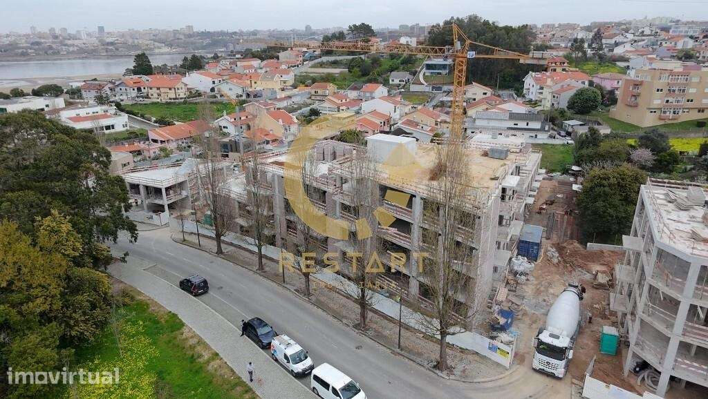 APT T2 com 2 suítes, varanda, boa orientação solar, lugar de garagem, - Grande imagem: 2/31