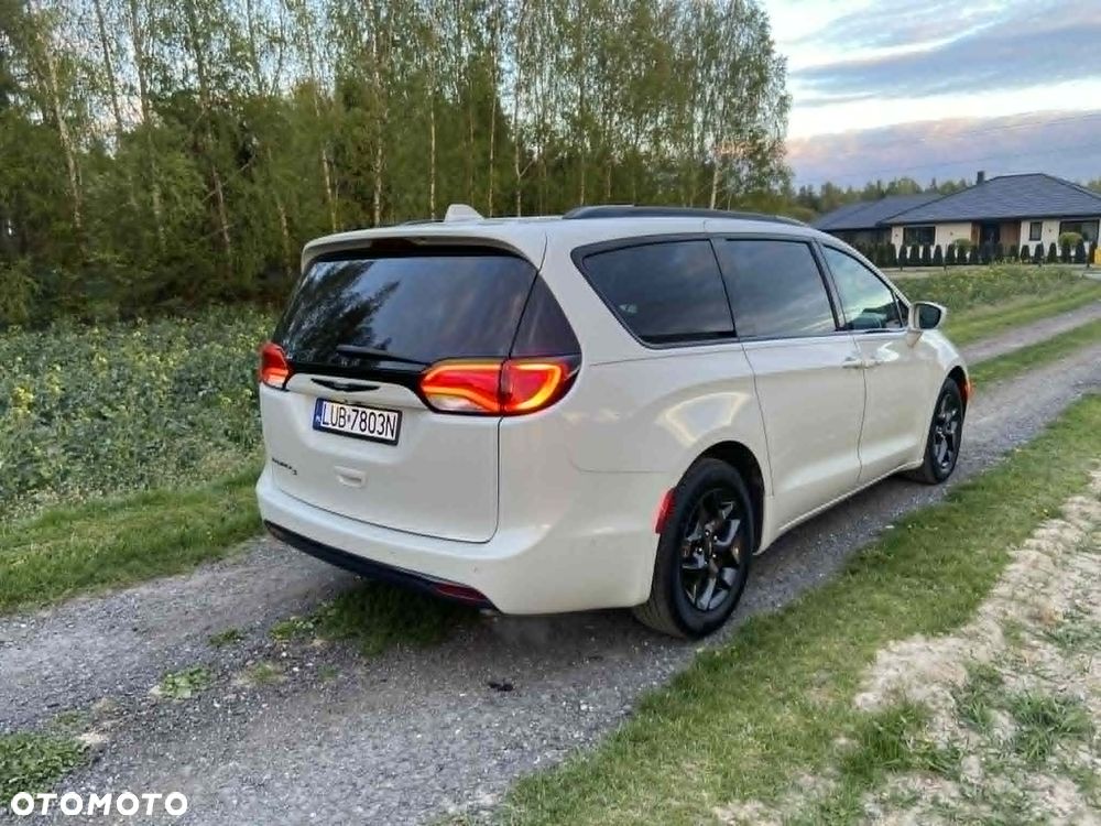 Chrysler Pacifica - 5
