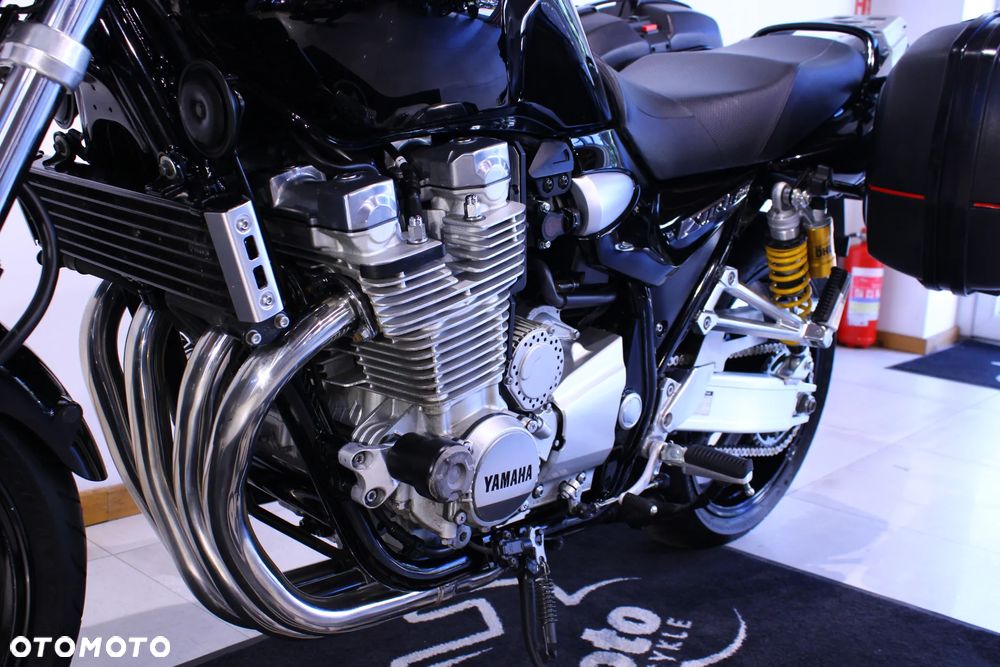 Yamaha XJR - 24