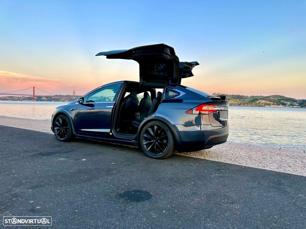 Tesla Model X - 10