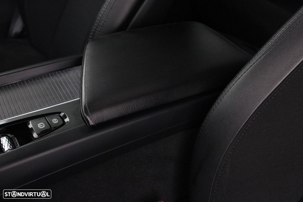 Volvo XC 60 2.0 T8 PHEV Momentum AWD — fotografia 29
