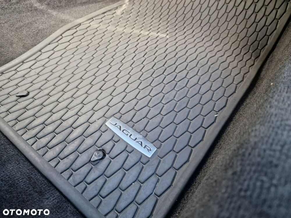 Jaguar F-Type 2.0 Turbo Chequered Flag - 33