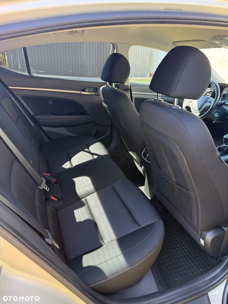 Hyundai Elantra 1.6 Comfort - 8