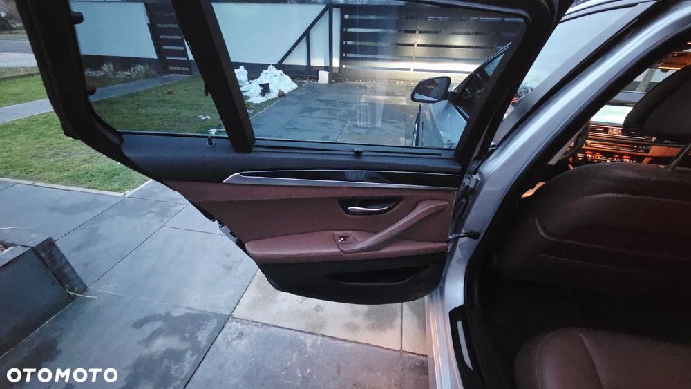 BMW Seria 5 525d xDrive - 28