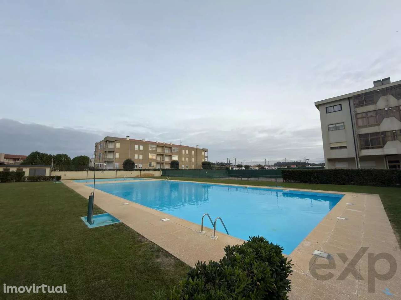 T2+1 totalmente mobilado em frente à praia de Azurara – Piscina, ténis - Grande imagem: 3/22