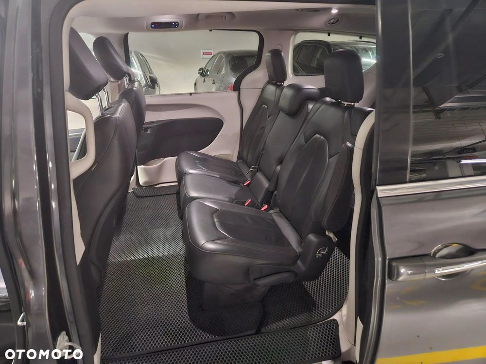 Chrysler Pacifica - 8