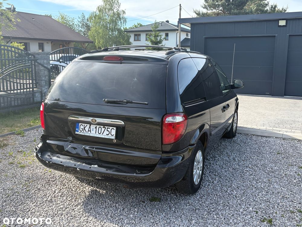 Chrysler Town & Country - 4