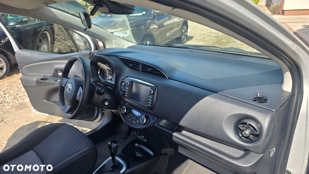 Toyota Yaris Hybrid 100 Sol - 9