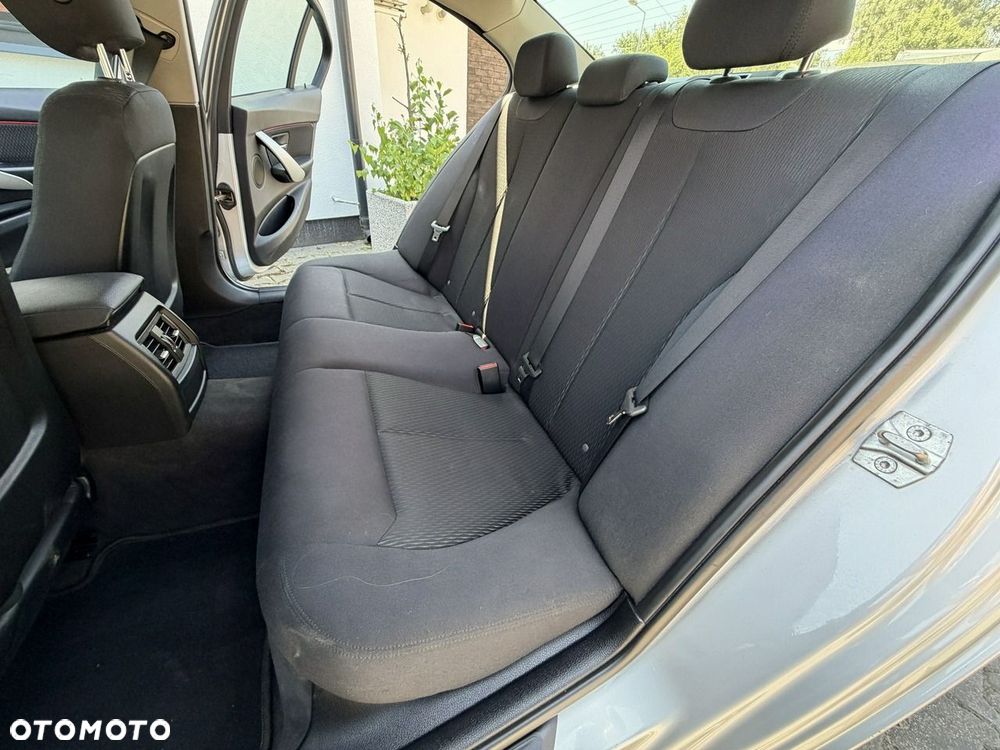 BMW Seria 3 320i Sport Line - 23