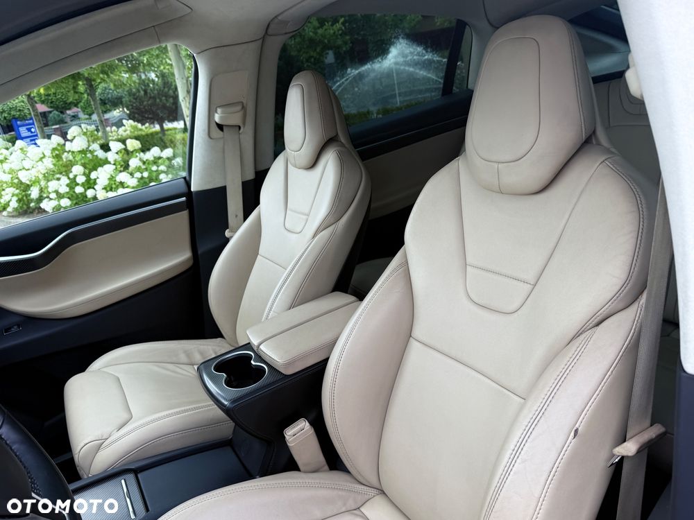 Tesla Model X - 15
