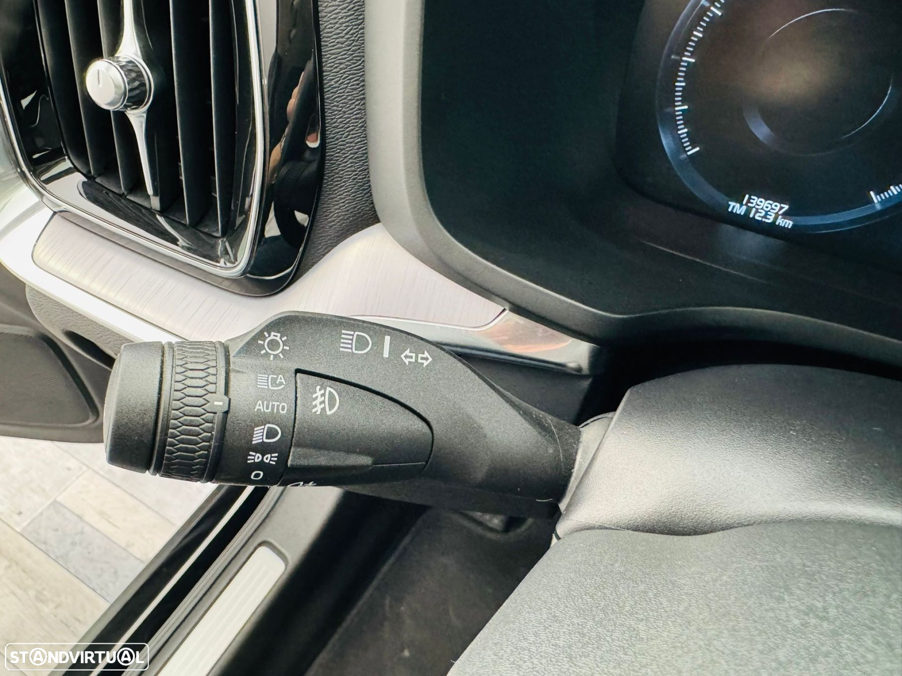 Volvo V60 2.0 B4 Momentum Core Geartronic - 18