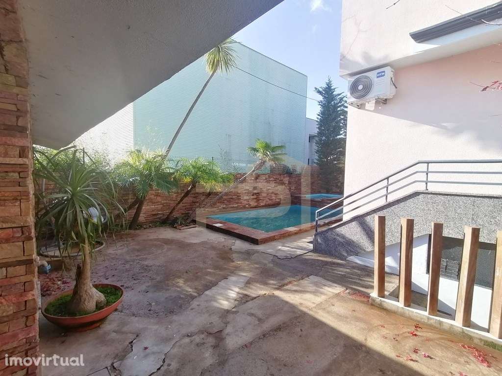 Moradia com piscina e excelentes acessos - Lousado - Grande imagem: 4/34