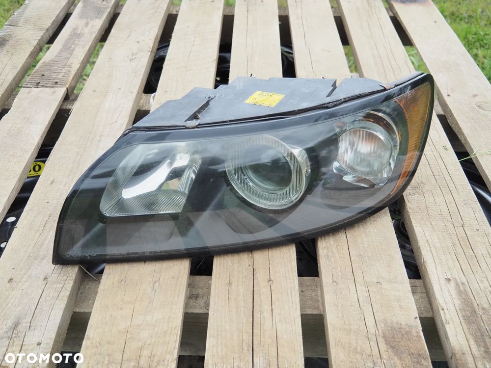 Lampa przód przednia lewa Volvo S40II V50 Czarna 30698879 Anglik