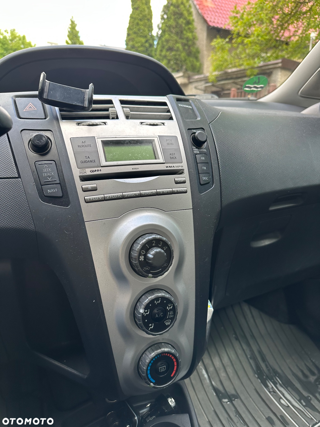 Toyota Yaris 1.3 - 8