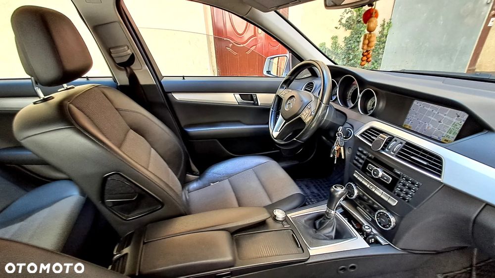 Mercedes-Benz Klasa C 180 CGI BlueEff Avantgarde - 14