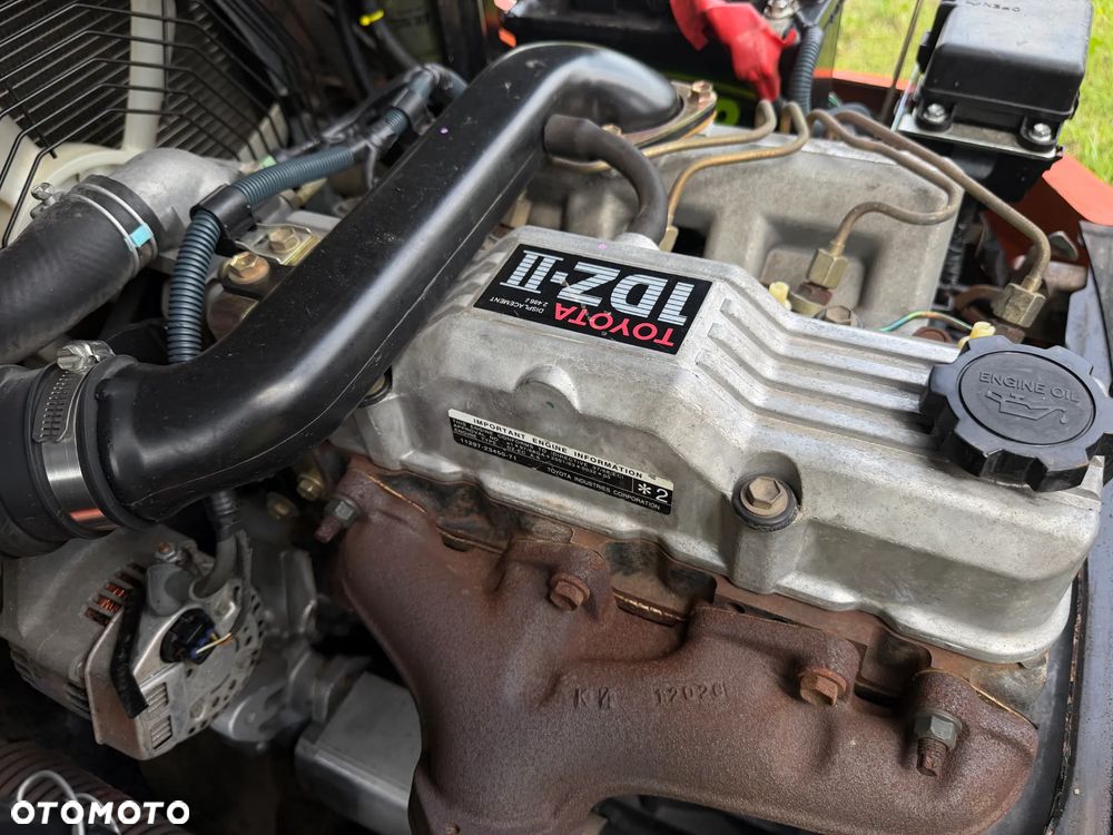 Toyota 7FDF25 Wózek Widłowy 2,5tony. Niski Przebieg 4800 mtg. Wolny skok. Triplex. Oryginał z Norwegii z Gospodarstwa ziemniaczanego woził lekkie ładunki.. Zero luzów i wycieków. Maszyna po wszystkich dużych serwisach w DEKRA. ZERO wkładu własnego. Maszt Triplex. Dodatkowa 3 linia Hydrauliczna. Diesel! Hamulce brzytwa! Koła pełne. REWERS JAZDA. Opony bardzo ładne. Oświetlenie fabryczne. Potężna moc. Wysoka precyzja pracy oraz jazdy! - 19