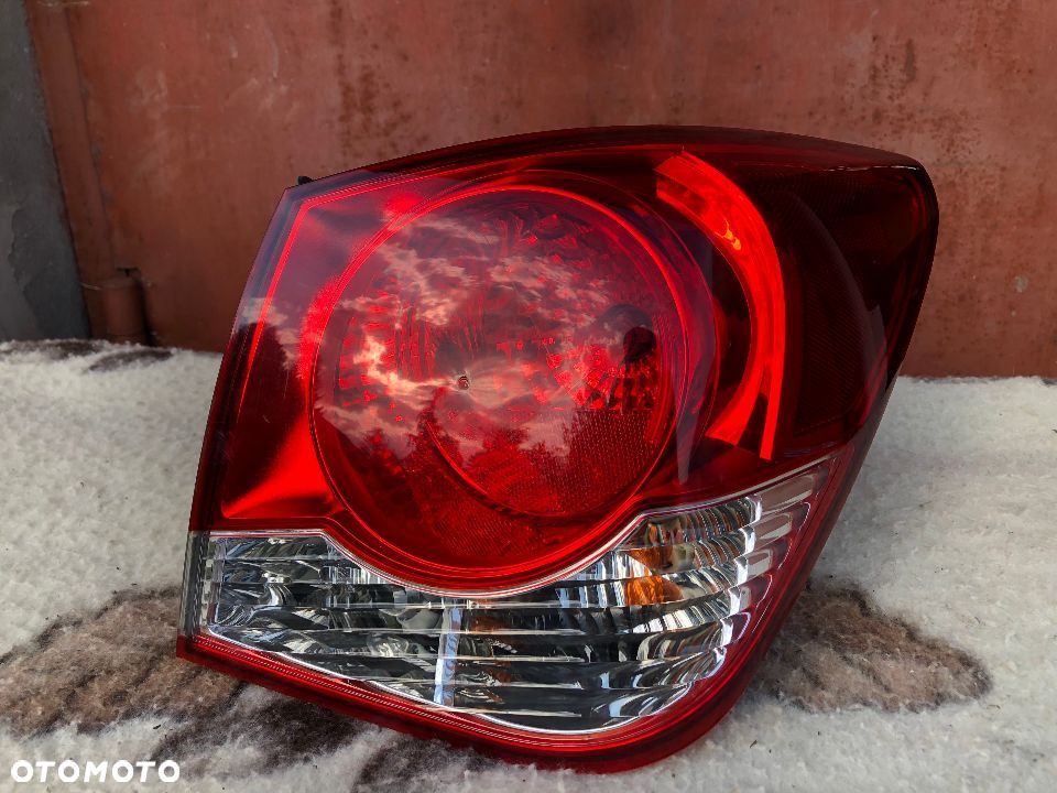 CHEVROLET CRUZE 2008-> LAMPA PRAWY TYŁ TYLNA SEDAN