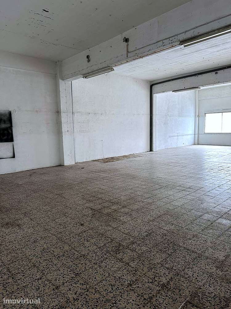 Armazém 200 m² em Camarate, acesso direto à rua e portão de correr - Grande imagem: 4/12