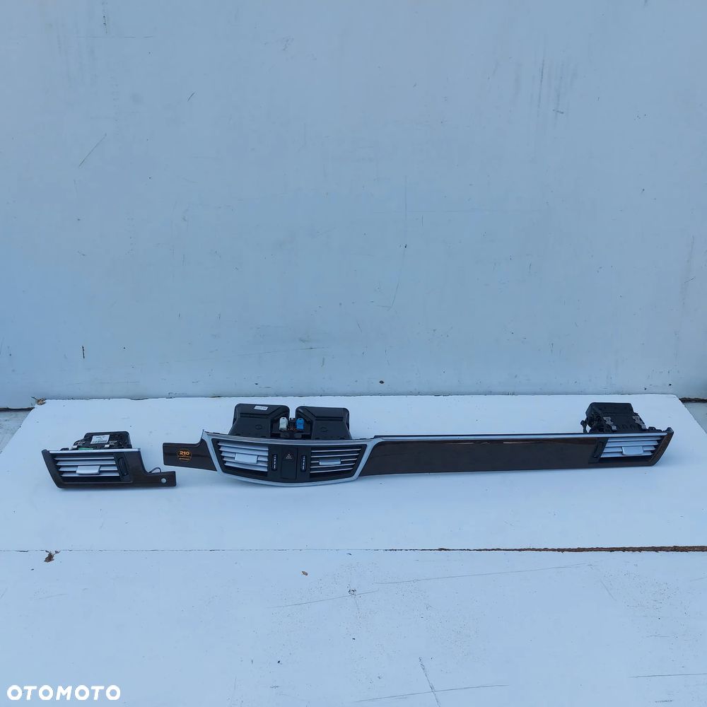 LISTWA OZDOBNA DEKOR W DESKE KRATKI NAWIEWU MERCEDES C W205 ORYGINAL DEMONTAZ 212680XX71 2126800271 2126801427 - 7