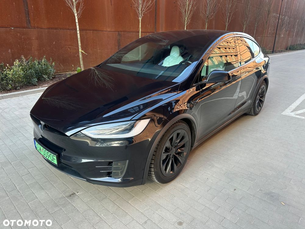 Tesla Model X - 16