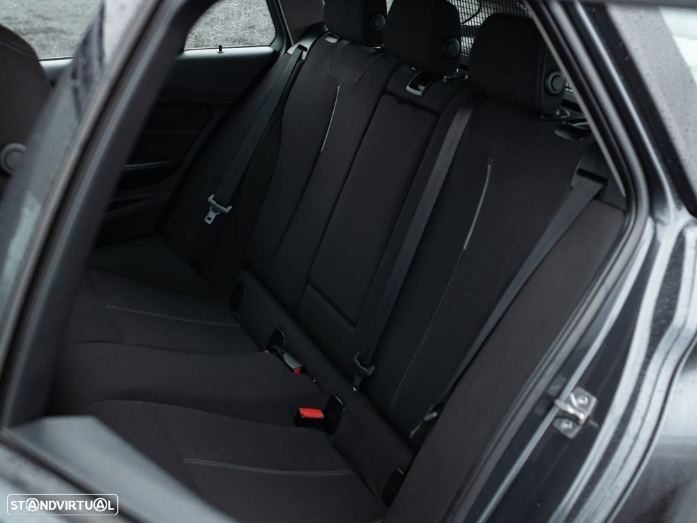 BMW 318 d Sport Line - 13