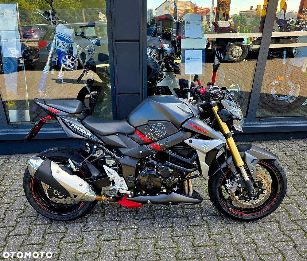 Suzuki GSR - 4