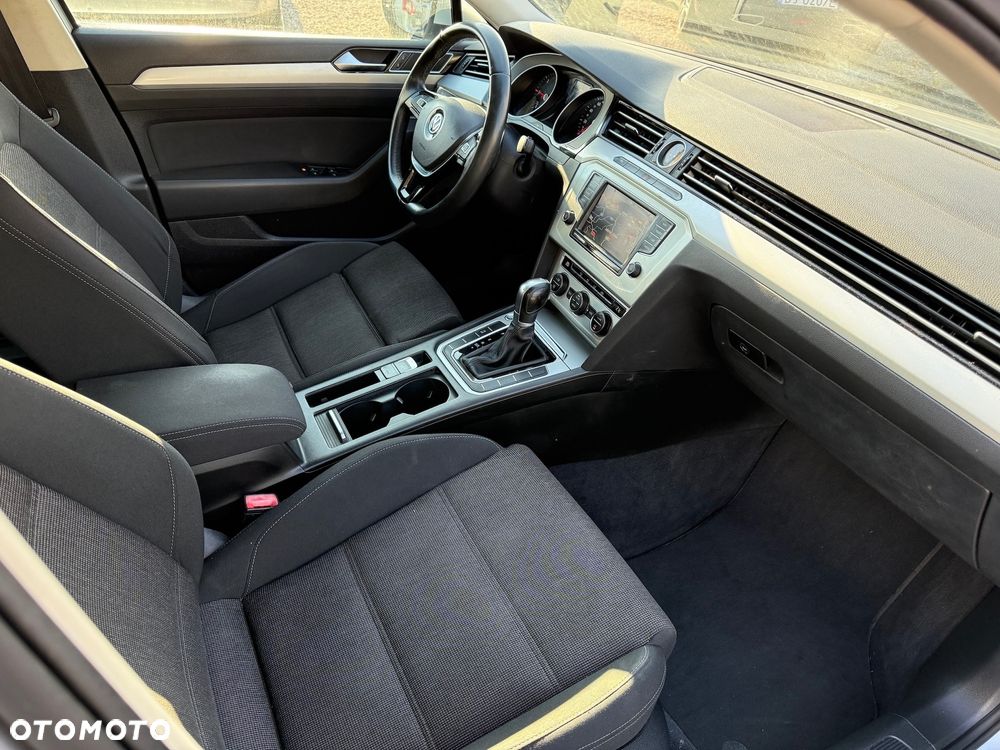 Volkswagen Passat ver-variant-1-6-tdi-scr-dsg-comfortline - 18