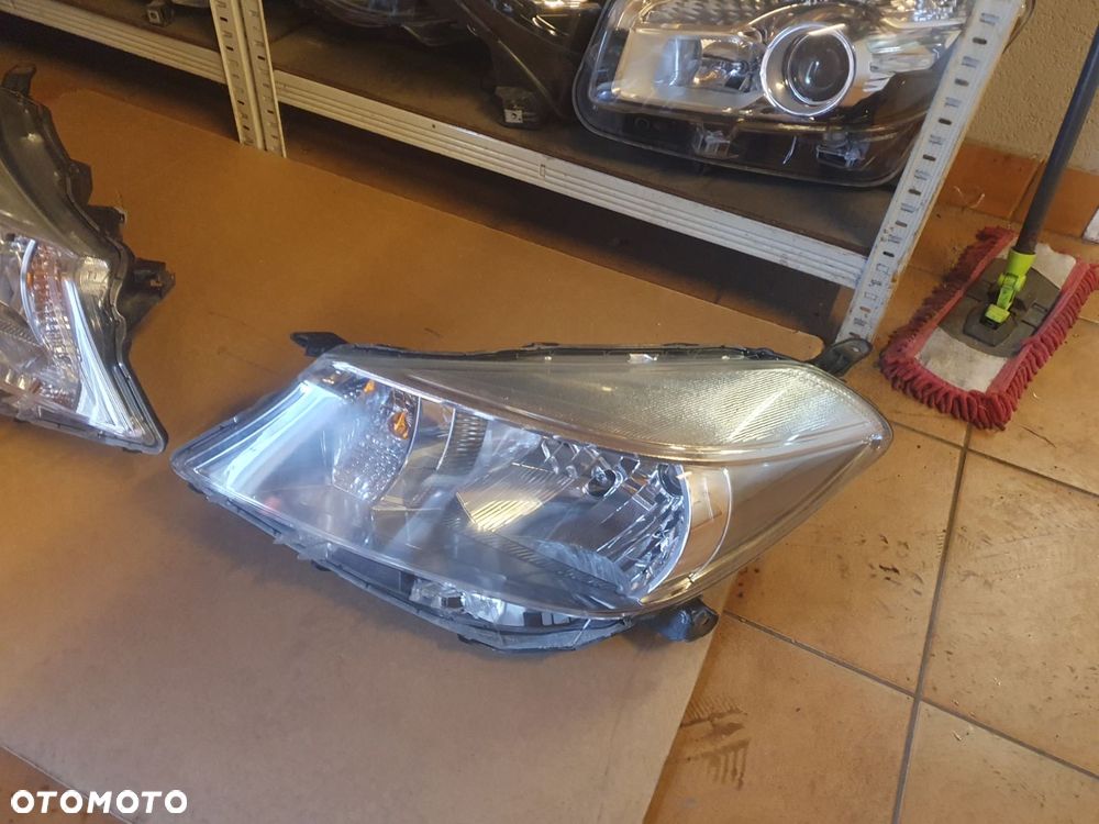 REFLEKTOR PRAWY TOYOTA YARIS 3 III 10-14 EUROPA - 3