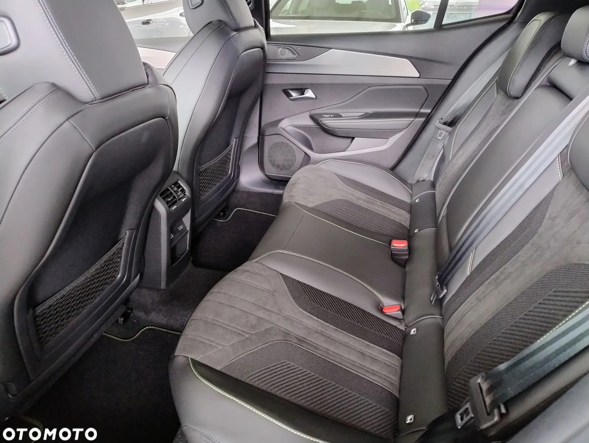 Peugeot 408 1.2 PureTech mHEV GT S&S e-DSC6 - 25
