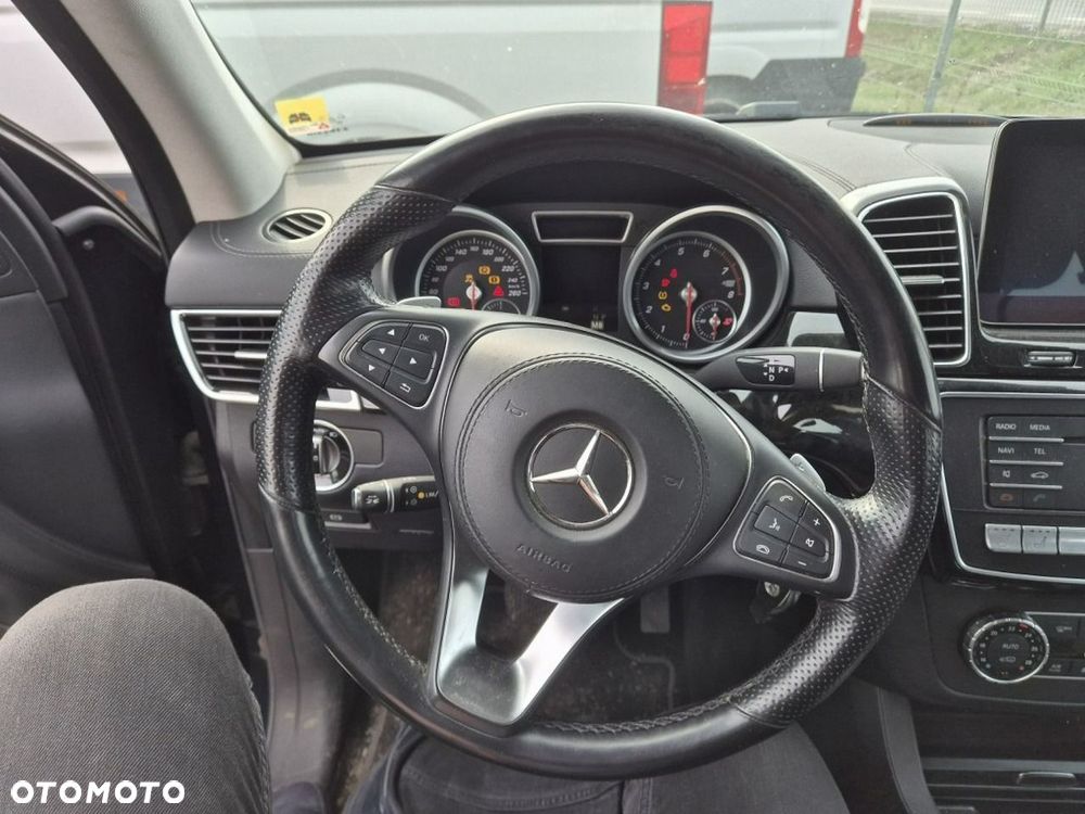 Mercedes-Benz GLS - 12