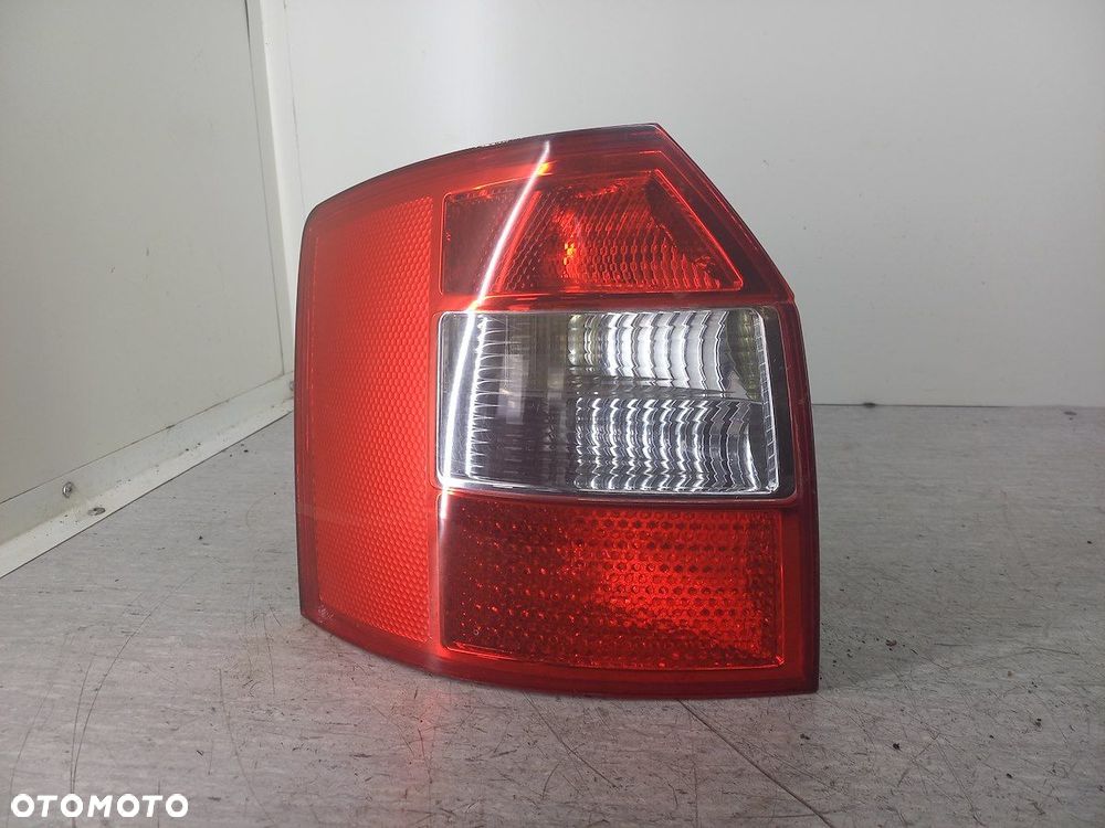 LAMPA TYLNA LEWA AUDI A4 B6 283701 KOMBI - 1