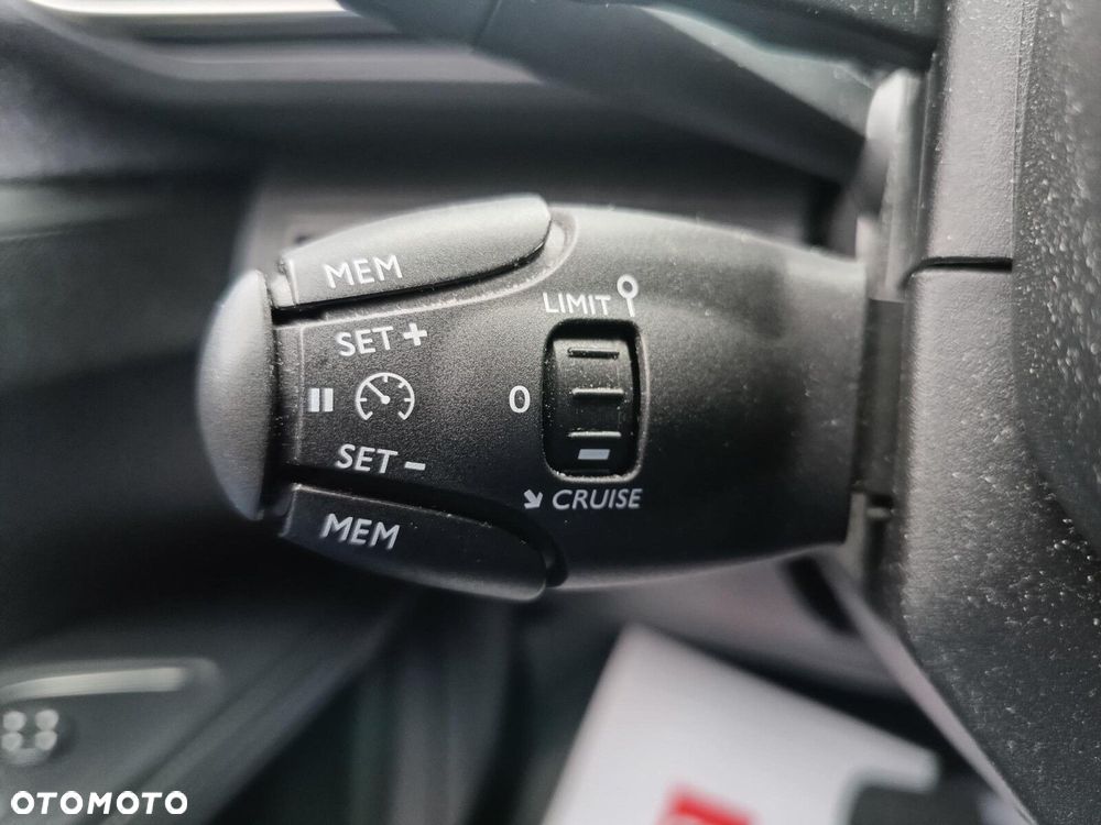 Peugeot 5008 1.6 PureTech Allure S&S EAT8 - 26