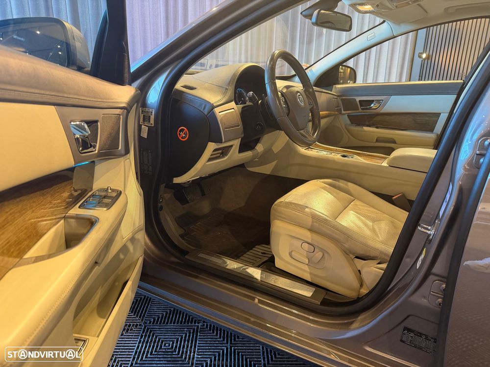 Jaguar XF 4.2 V8 Premium Luxury - 14