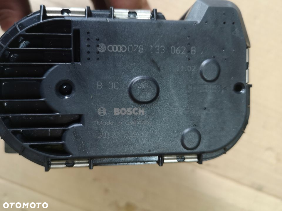 Przepustnica Audi A4 A6 3.0 V6 078133062B - 3