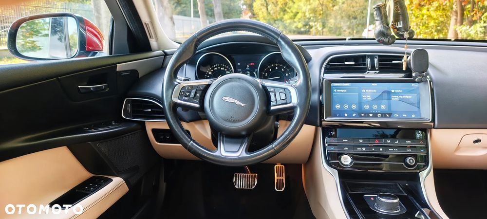 Jaguar XE 2.0 T Prestige - 14
