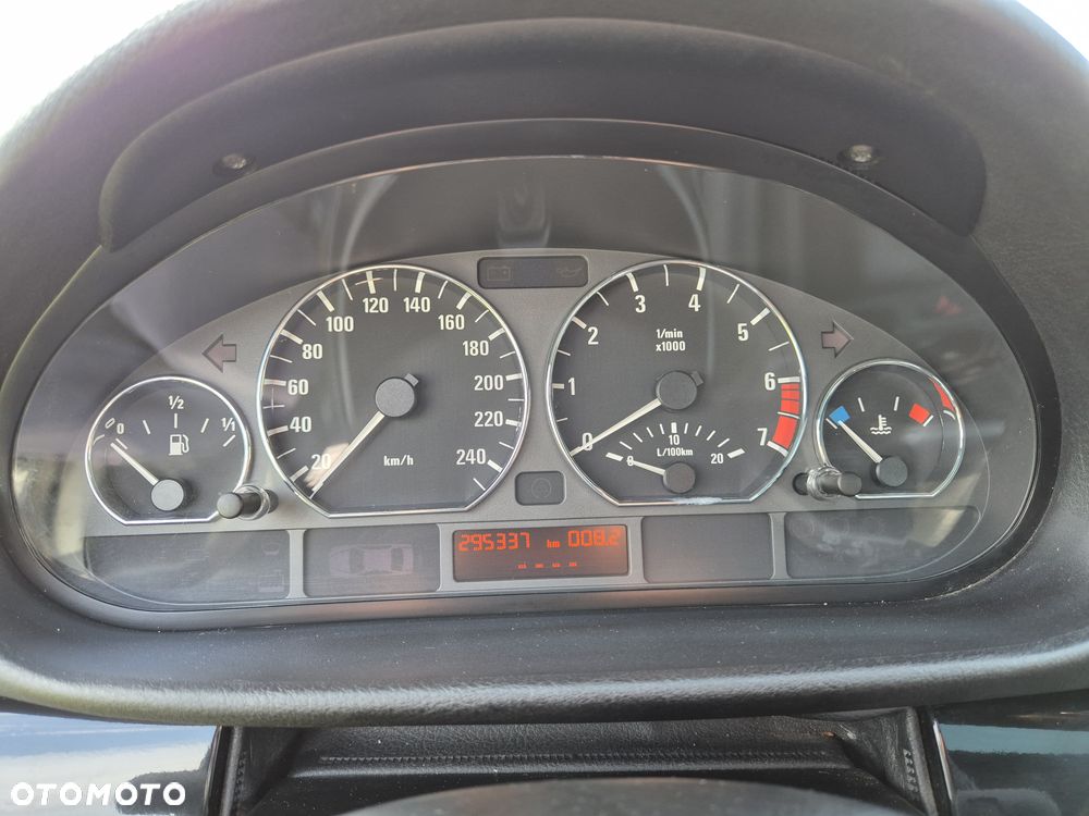 BMW Seria 3 320i Touring - 22