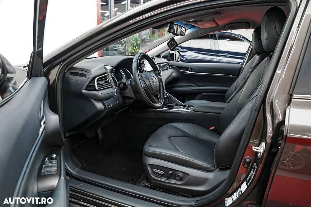 Toyota Camry Luxury - 4