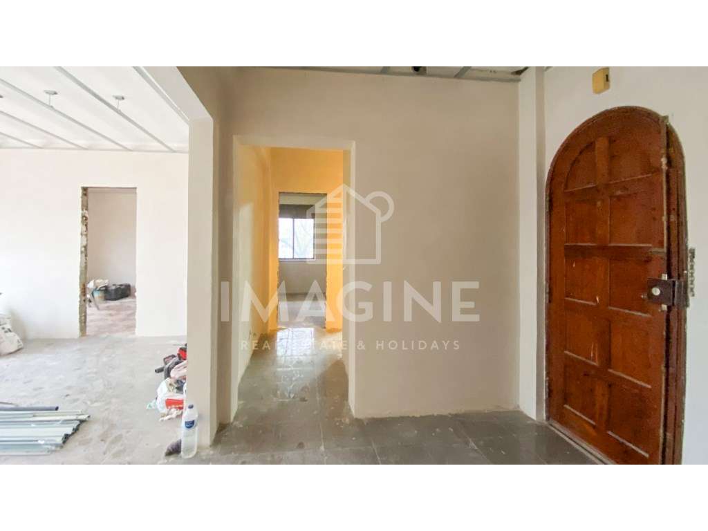 Apartamento T3 ( 4 assoalhadas ) com Terraço de 80m2 e Parqueamento... - Grande imagem: 5/18