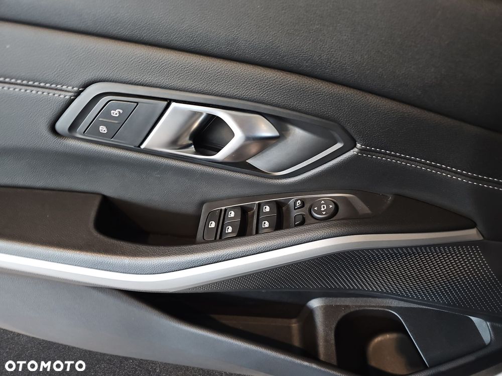 BMW Seria 3 318i Sport Line - 16