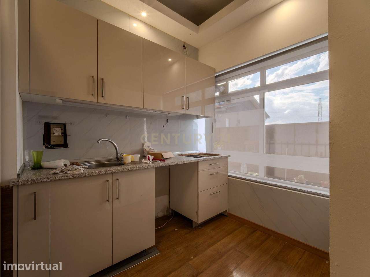 Espaço Remodelado T1 +1 com Suite ,Pátio Privativo e Garagem para Esta - Grande imagem: 4/24