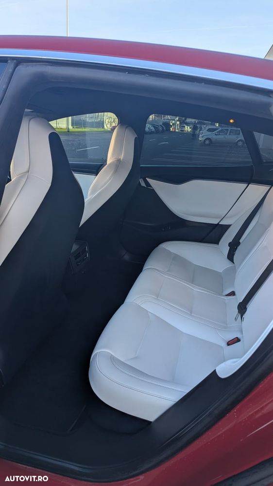 Tesla Model S - 8